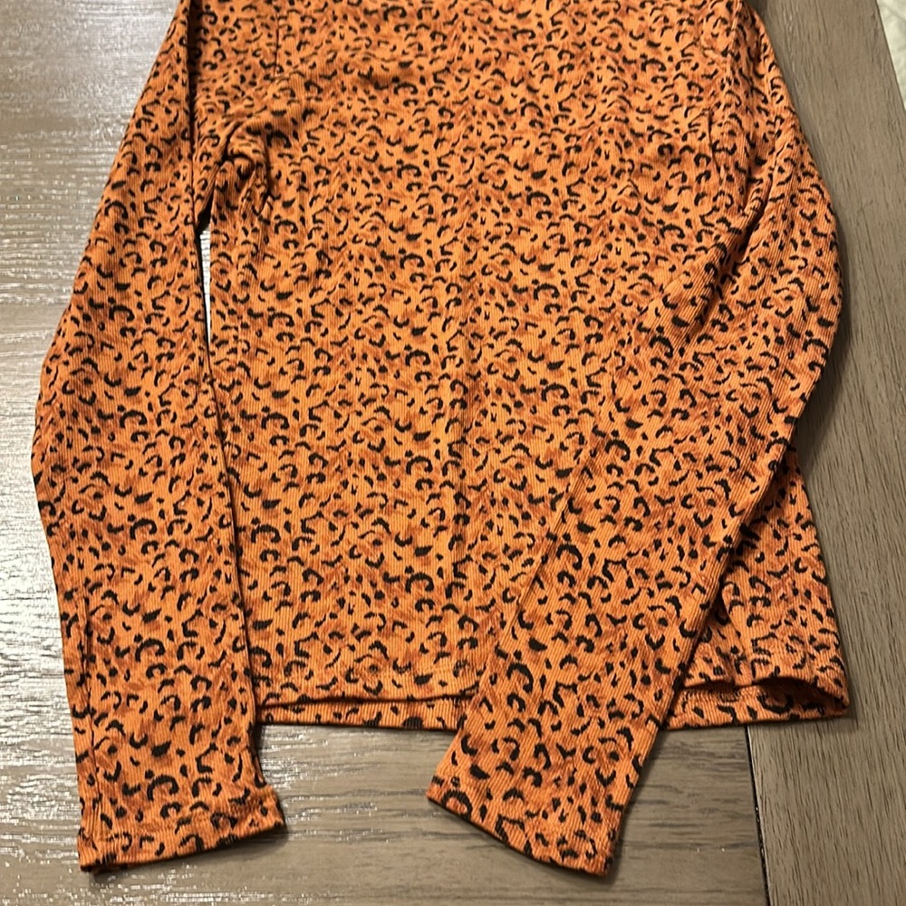 🆕 Levi’s Size Small Leopard 🐆 Top - Picture 3 of 5